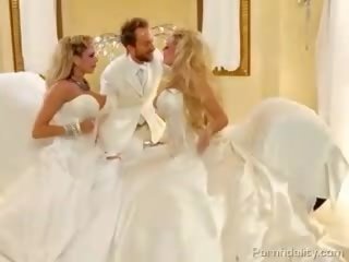 Dwa blondies z ogromny baloons w bridal dresses dzielenie się jeden kutas