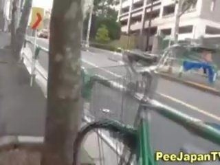 Japonesa mear en calle