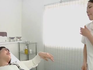 Japans lesbisch aanlokkelijk spitting massage kliniek ondertiteld