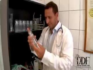 Dokter torehan spanks dia pasien