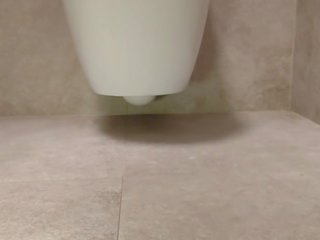 Tërheqës këmbë në the tualet